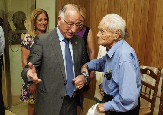 GABRIEL AMAT  CHARLANDO CON CANITO