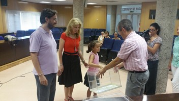 MOMENTO DEL SORTEO EN EL SALON DE PLENOS