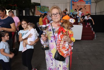 Genoveva Fuentes muestra a Yenis, la perrita flamenca, ganadora del Concurso de Mascotas de Feria