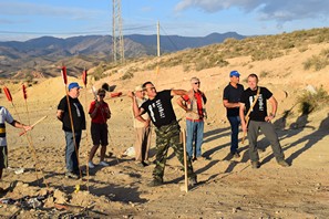 Grupo de tiradores con propulsor prehistórico durante el recorrido en el paraje de Zorracana