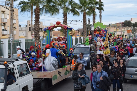 El desfile ha invitado a todos los gadorenses a sumarse a la gran fiesta del Carnaval