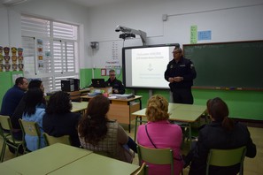El primero de los  cursos de concienciación vial se ha impartido a padres de alumnos del colegio de Gádor