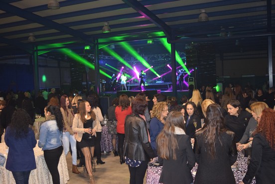 Las mujeres gadorenses disfrutaron de una velada de fiesta en la Nave Municipal durante la  gala organizada por el Ayuntamiento