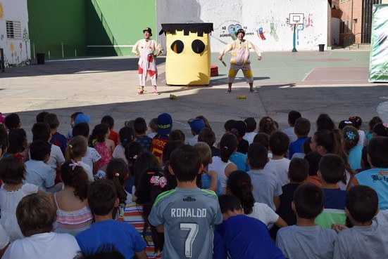 Escolares del CEIP Soledad Alonso Drysdale de Gádor siguen con  interés la obra de teatro de concienciación al reciclaje