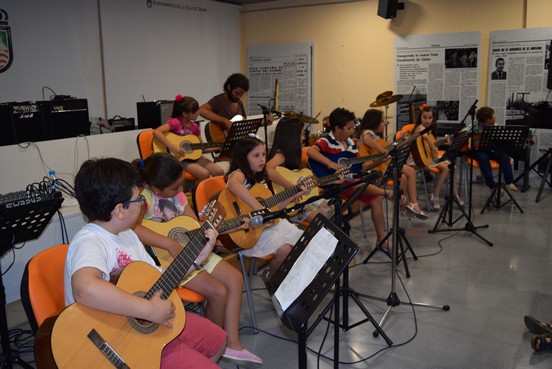 Joven cantera de musicos de la rondalla de iniciación