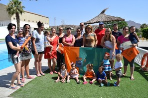 Bebes, junto a sus padres y miembros del equipo de gobierno municipal, tras la clausura del curso