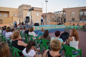 El público siguió con interes este karaoke deportivo montado en ls pistas polideportivas municipales