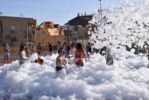 El refrescante baño de espuma ha mitigado la calurosa tarde de verano