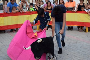 Exhibición de toreo de salon en la improvisada plaza al aire libre de Gádor