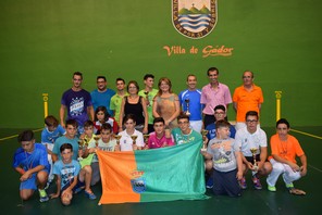 Foto con los participantes tras el acto de entrega de trofeos a los campeones y subcampeones del Torneo de Pelota