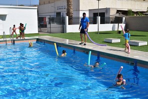 Los más pequeños aprenden a defenderse en el agua en el curso de iniciación