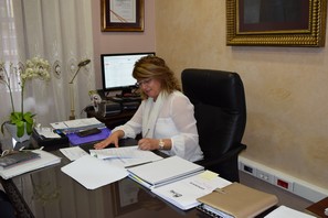 la-alcaldesa-de-gador-firma-las-ofertas-de-los-programas-de-empleo-para-jovenes-y-mayores-del-30-anos-del-municipio