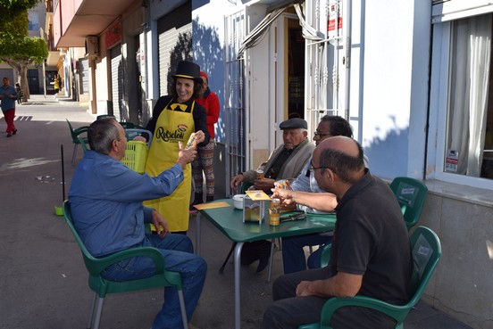 monitores-medioambientales-explican-a-los-vecinos-como-separar-correctamente-los-residuos