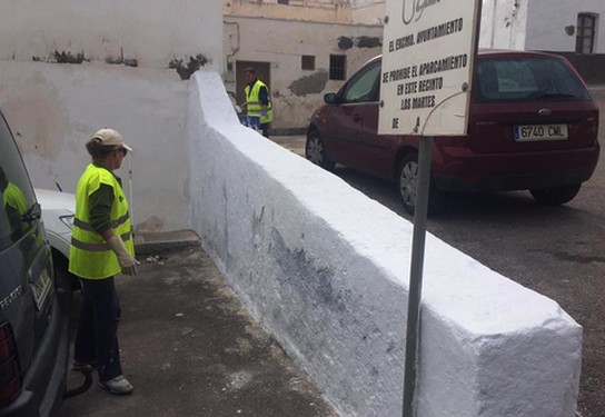 Saneando el muro de la calle Juan Oña