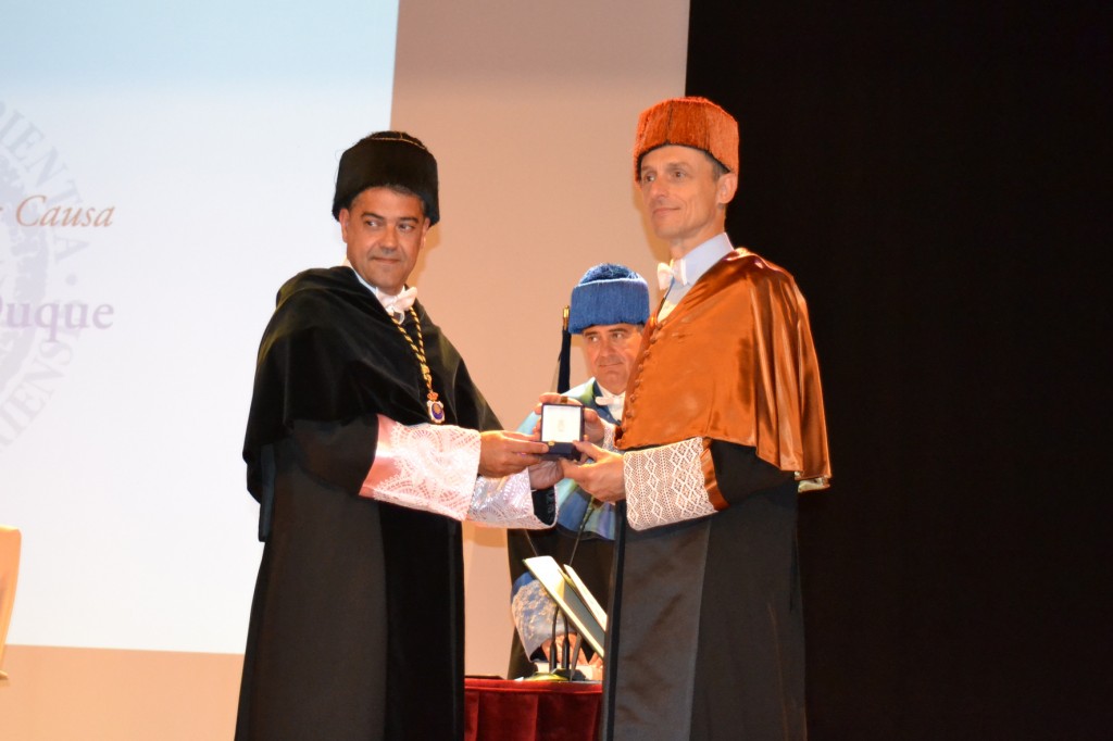 FOTO 1 INVESTIDURA DE PEDRO DUQUE COMO DOCTOR HONORIS CAUSA DE LA UAL