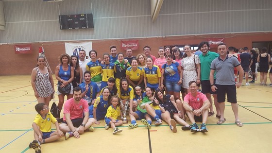 FÚTBOL SALA FEMENINO CON LA COPA DE SUBCAMPEONAS