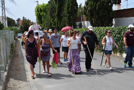 La alcaldesa, junto al párroco de Gádor, durante el trayecto hasta la ermita