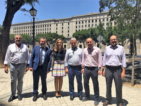 SENADORA Y ALCALDES DEL PP CON REPRESENTACIÓN DE REGANTES DEL LEVANTE Y ALMANZORA HOY EN LA PUERTA DEL MINISTERIO DE AGRICULTURA