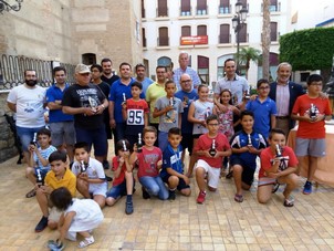 El Alcalde de Vera con un grupo de premiados