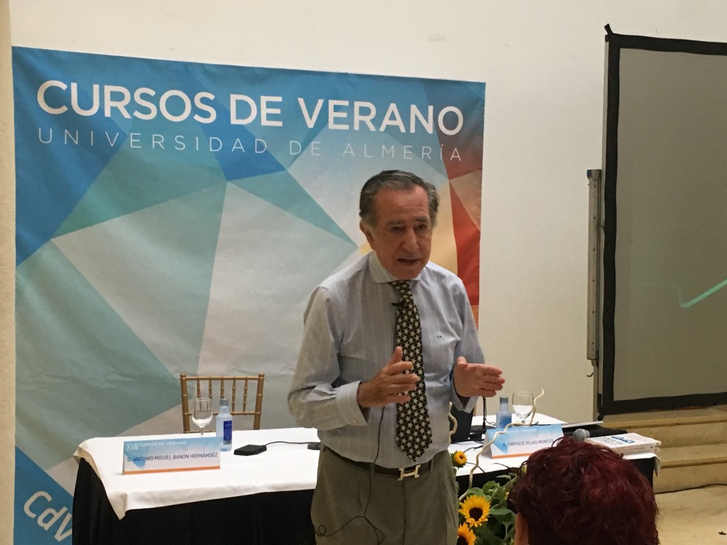 El doctor Rojas durante su charla