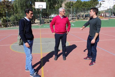 Alcalde, concejal y técnico en la pista polideportiva de Los Pinos