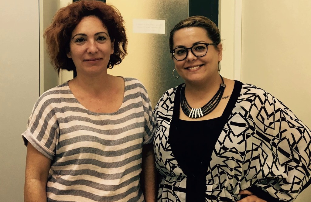 Tamara Ferrer, responsable de la Oficina, junto a una usuaria