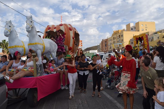 El desfile de carrozas es una de las actividades más multitudinarias de Feria