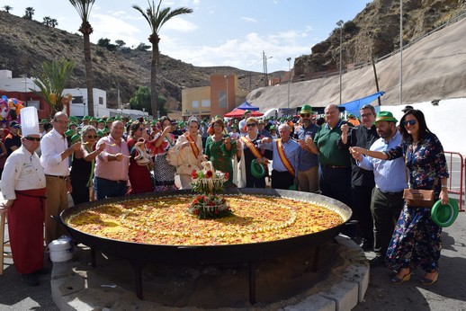 La alcaldesa, siquiendo el protocolo, dió el visto bueno a la paella gigante antes de servirla