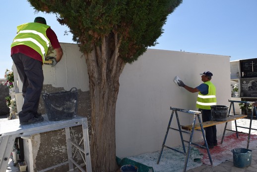 Trabajadores realizando tareas de repicado y enfoscado de muros del Cementerio