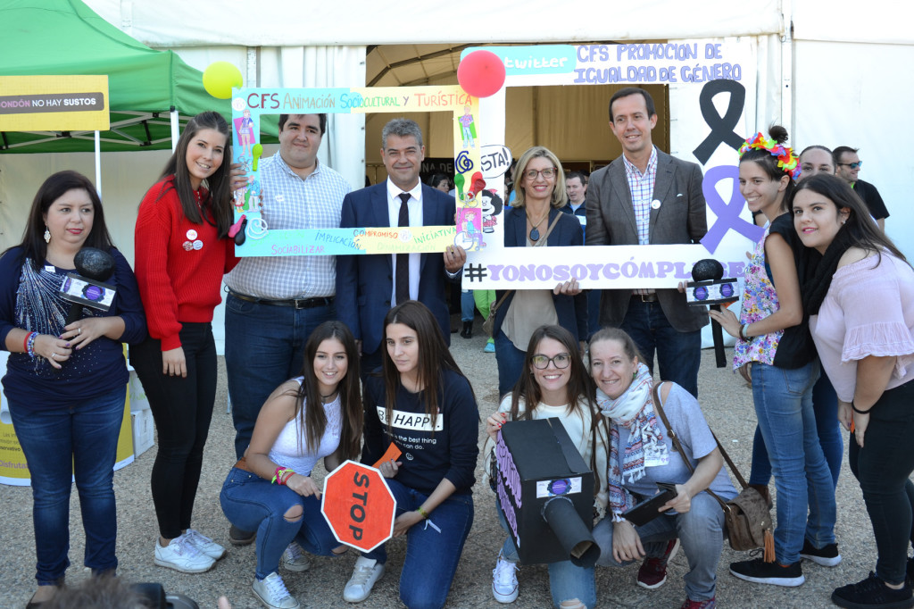 FOTO 1 FERIA UAL JOVEN SOLIDARIA