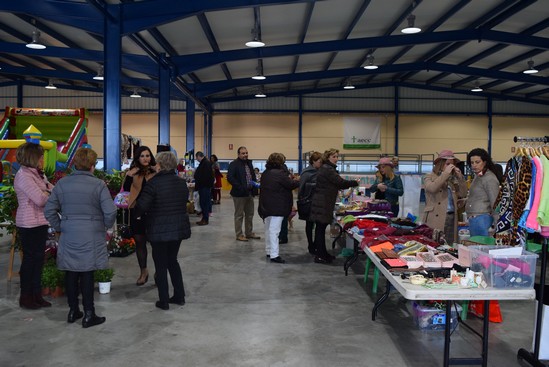 La Nave Municipal de Celebraciones ha acogido rastrilllo solidario navideño