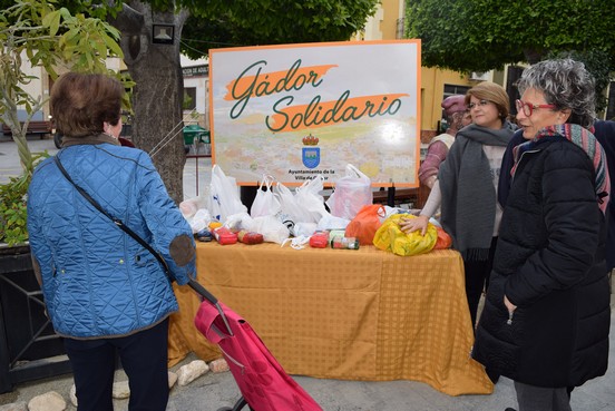 La alcaldesa ha colaborado activamente en esta campaña de recogida de alimentos