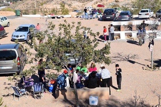 El Merendero de Zorracana ha sido punto de encuentro de las familias gadorenses en esta soleada jornada festiva