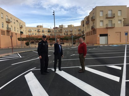 Alcalde y Concejal obras y servicios visitando parking junto responsable Policía Local