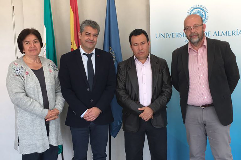 FOTO 1 ABRIL 05 2018 FIRMA CONVENIO UAL Y UTN ECUADOR