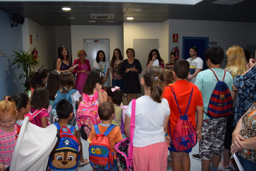 Alcaldesa y profesores dan la bienvenida a los alumnos participantes en la Escuela de Verano