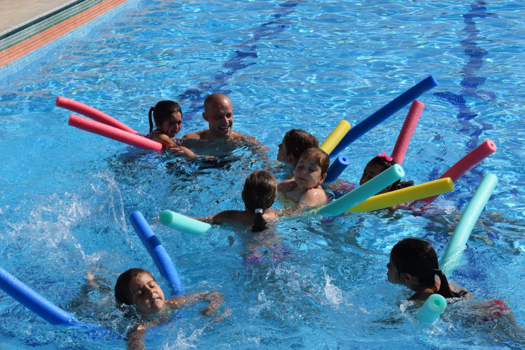 El monitor ensena a los pequeno s a desenvolverse en el agua