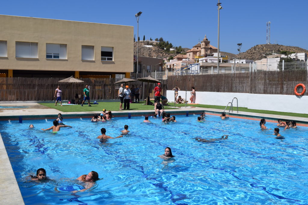 El primer dia de apertura de la Piscina Municip al ha sido gratis para todos los gadorenses