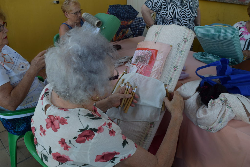 La labor de las encajeras gadorenses esta contribuyendo a que no se pierda esta actividad artesanal