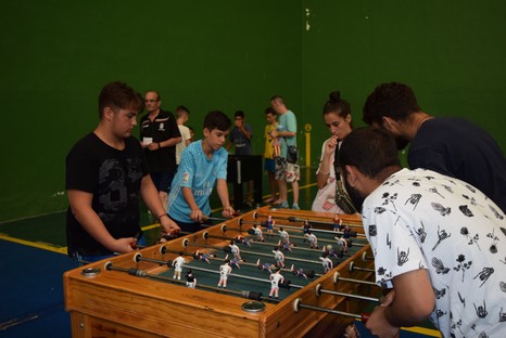 Mas de una treintena de parejas han demostrado su destreza en el manejo del futbolín en esta competición
