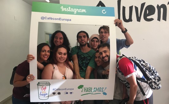 Jóvenes se hacen foto