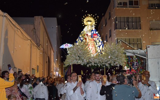LLuvia de petalos de flores a la Virgen durante el recorrido procesional