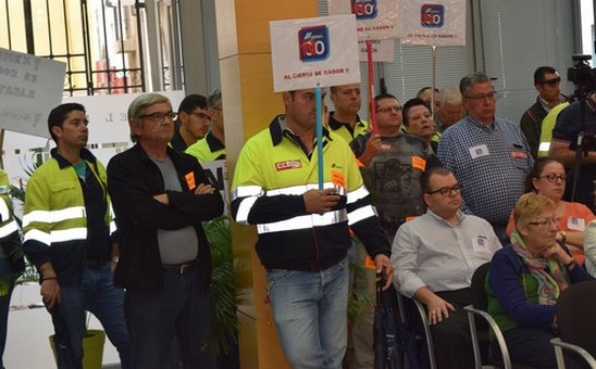 Los trabajadores exhibieron pancartas contra el cierre de la planta