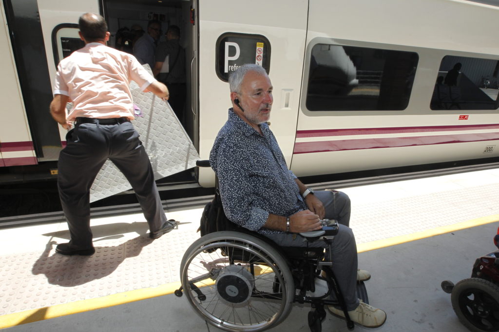 JA210717-Llegada del tren de Madrid-Almería adaptado para discapacitados. (FOTO JAVIER ALONSO)