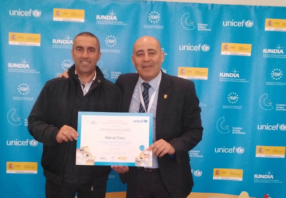 Alcalde y concejal con el sello CAI en el acto en Oviedo