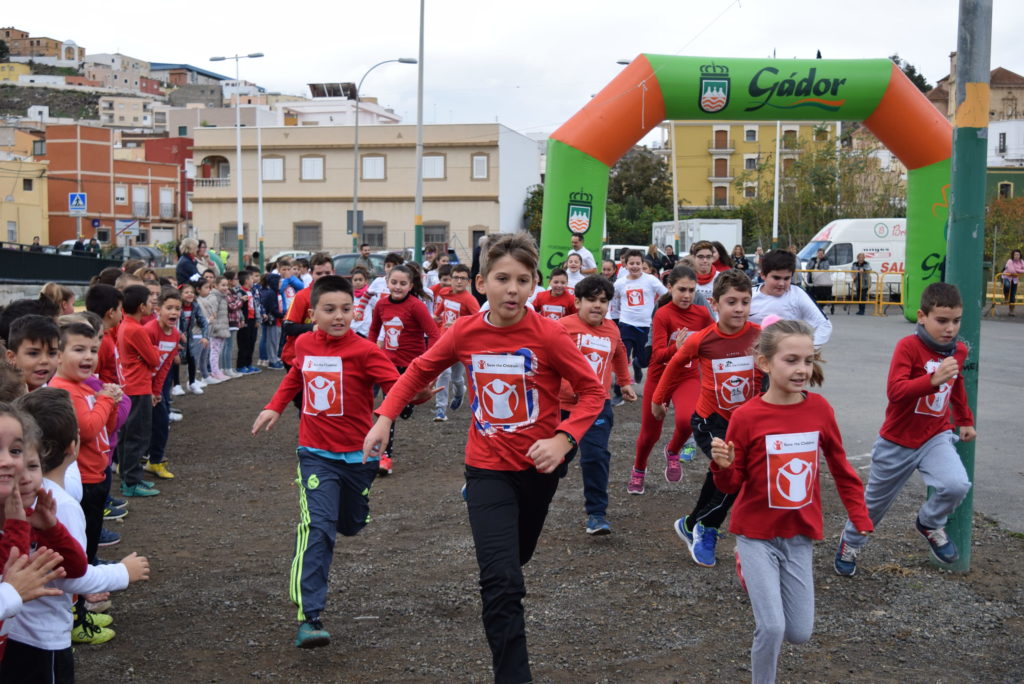 Alrededor de 300 escolares de Gador han participado en esta carrera solidaria