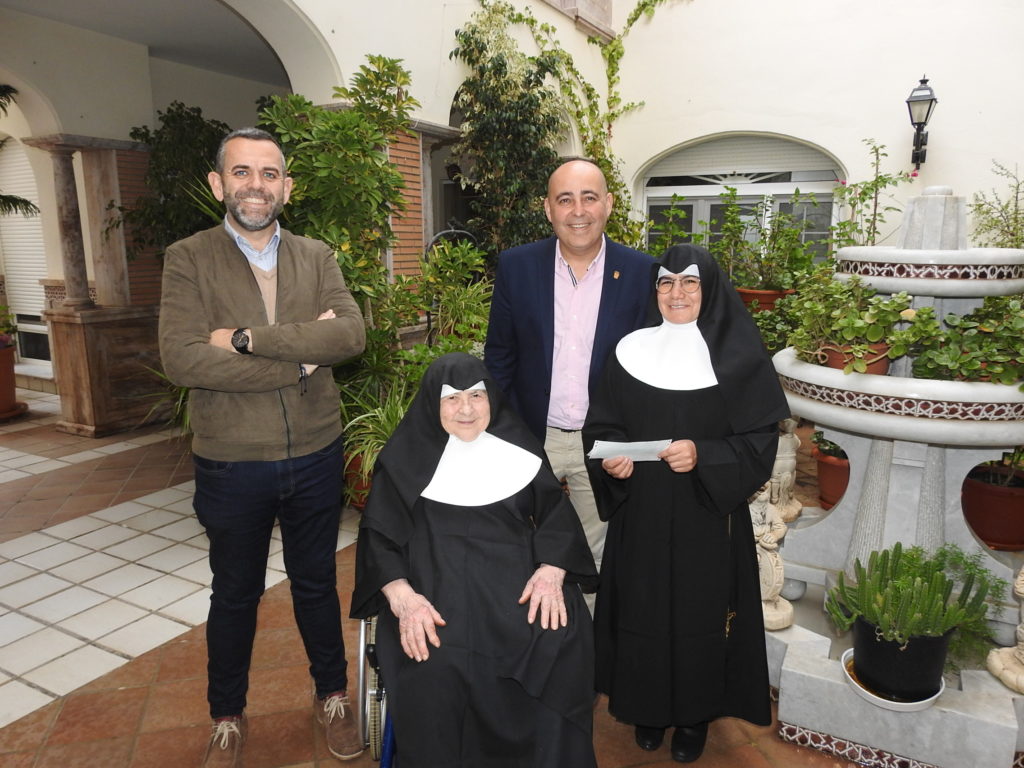 Entrega del cheque a las Hermanitas