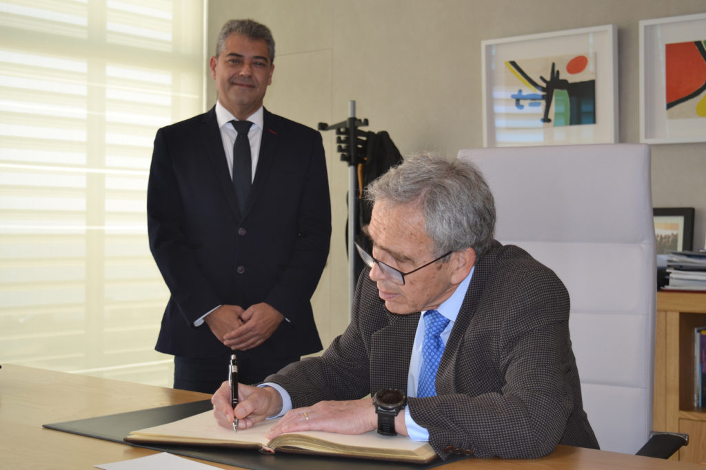 FOTO 2 NOVIEMBRE 15 2018 GINES MORATA FIRMA LIBRO DE HONOR