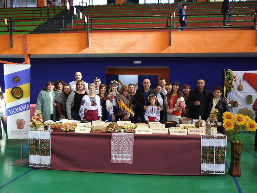 Alcalde y autoridades junto a uno d elos paises participantes