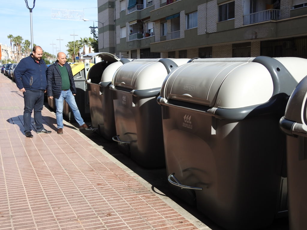 Alcalde y concejal junto a unos de los nuevos contenedores ya instalados